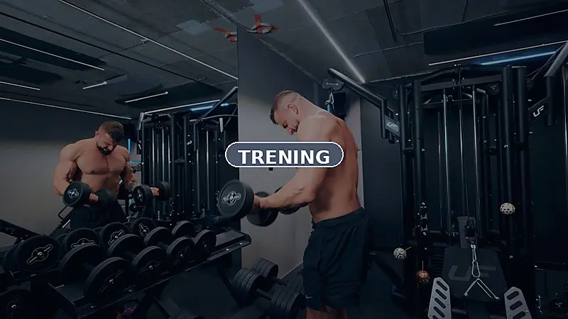 Trening z hantlami w siłowni